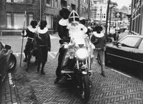 405754 Afbeelding van Sinterklaas en Zwarte Piet op een motorfiets in de Deken Roesstraat te Utrecht.